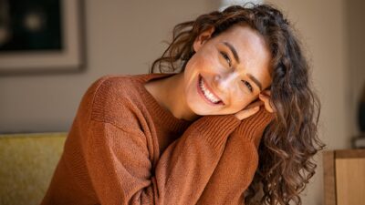 Mujer sonriente en clínica de fertilidad en Marbella, representando la generosidad de la donación de óvulos