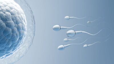 Hombre con pareja preocupado por la fertilidad masculina y la edad en una clínica de FIV.